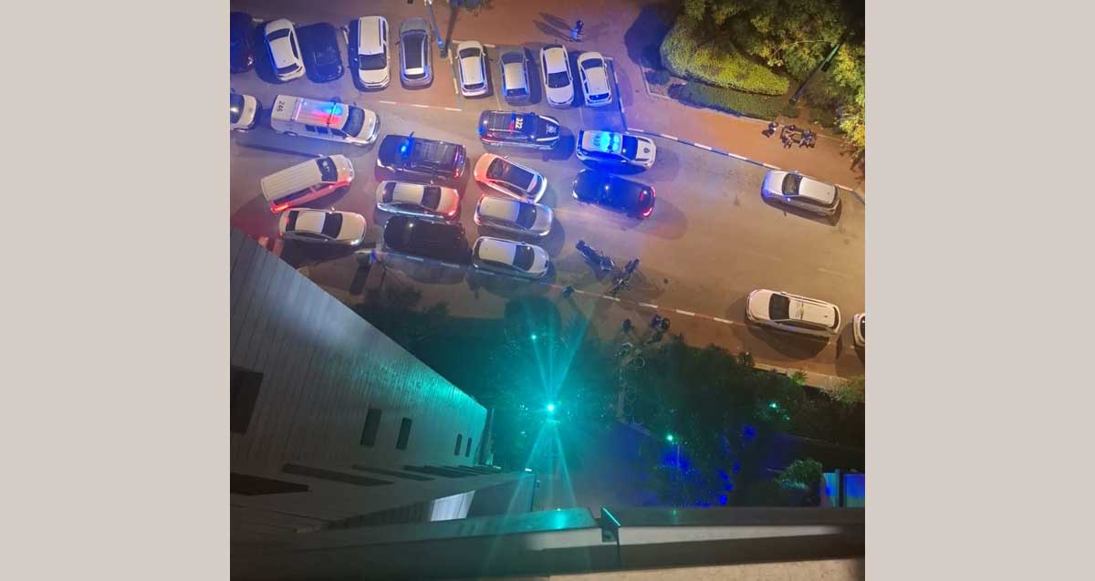 זריקת רימון הלם למגדל הטייסים ברמת גן. צילום מאחת הקומות הגבוהות. ברחוב ניידות משטרה