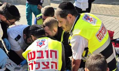 חובשים של הצלה מטפלים באשה שהתמוטטה ברמת גן