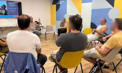 מערך תמיכה וסיוע לנפגעי צה"ל ופעולות האיבה. מטופלים יושבים במעגל מול מדריך. מאחורי המדריך מסך לתצוגות.