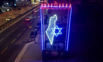חנוכיית הניצחון. שלט מאור לדים ברמת גן של חנוכיה ומתחתיה מפת ישראל ומגן דוד. מתחת כיתותב. נס גדול היה לנו פה
