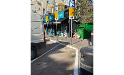פיילוט חניות אקספרס בגבעתיים. שפת המדרכה באזור החנייה היא בצבע לבן ולא כחול לבן. ליד כל חנייה שלט עם כיתוב.