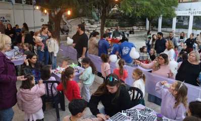 אירוע הוקרה למשפחות משרתי המילואים בגבעתיים. נערך ברחבה של בית הראשונים. שולחנות עם עבודות לילדים.