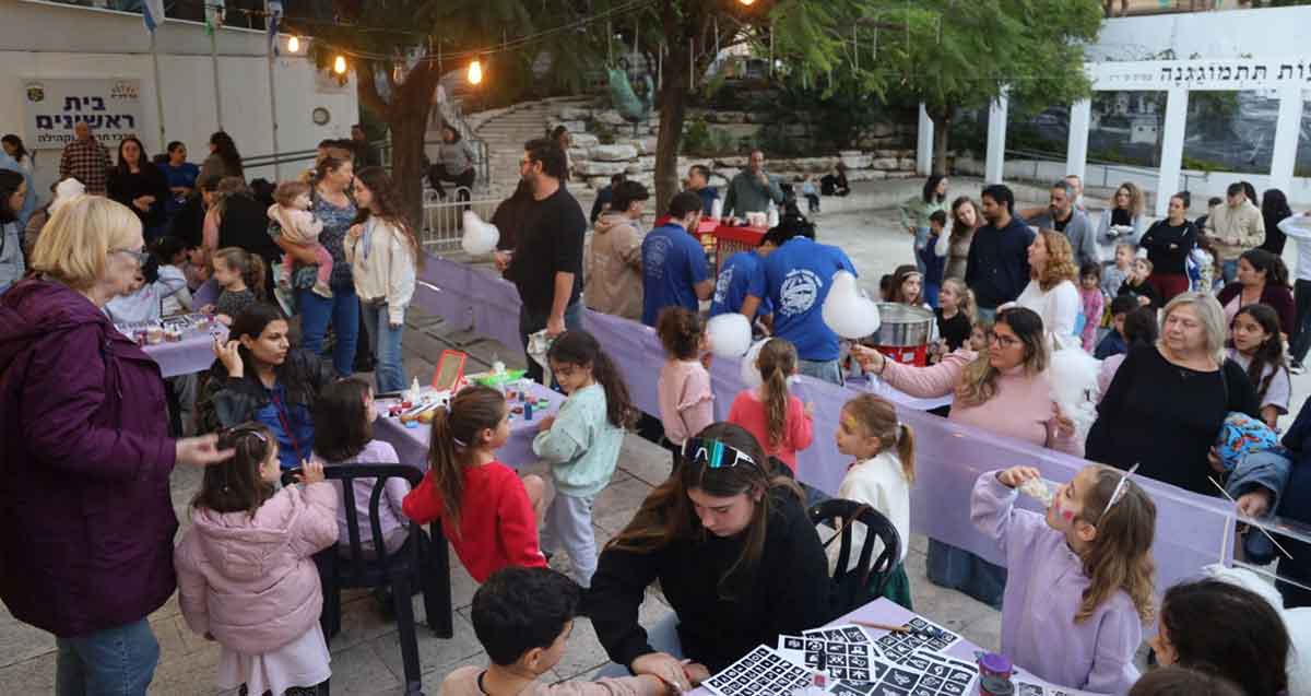 אירוע הוקרה למשפחות משרתי המילואים בגבעתיים. נערך ברחבה של בית הראשונים. שולחנות עם עבודות לילדים.