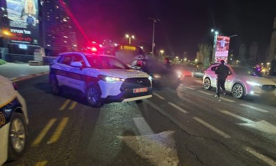 ניידות משטרה חוסמות נתיבים ברמת גן ושוטרים בודקים רכבים