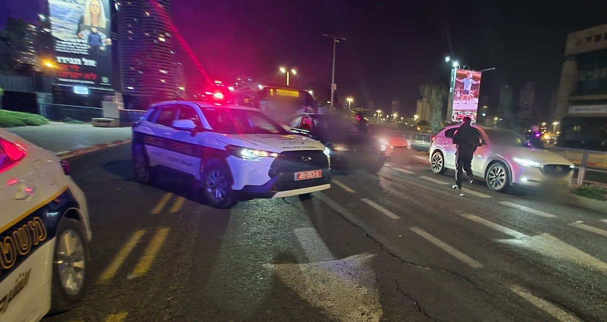 ניידות משטרה חוסמות נתיבים ברמת גן ושוטרים בודקים רכבים