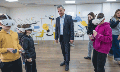 קייטנות AI וקייטנות טכנולוגיות ברמת גן. ראש העיר עם ילדות וילדים החובשים משקפיים ושלט בידיים.