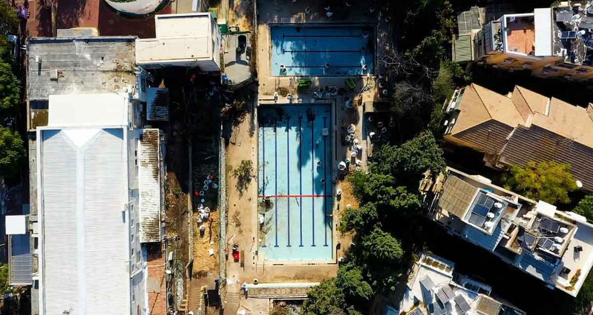 בריכת רמב"ם בגבעתיים. צילום אוויר של הבריכה הגדולה והבריכה הקטנה לילדים.