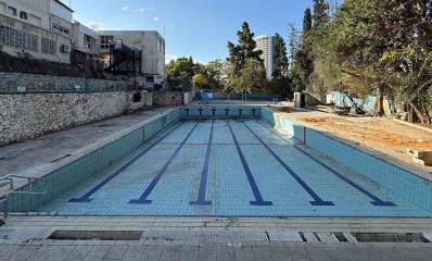 בריכת רמב"ם בגבעתיים, ללא מים. בהמשך, בריכה קטנה לילדים.