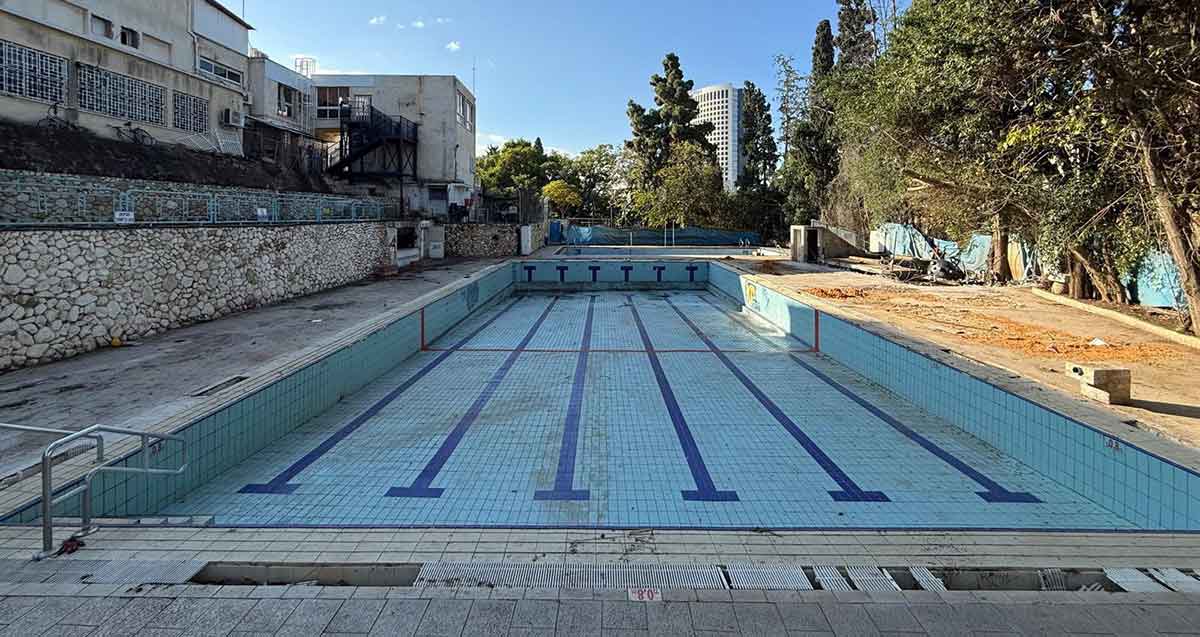 בריכת רמב"ם בגבעתיים, ללא מים. בהמשך, בריכה קטנה לילדים.