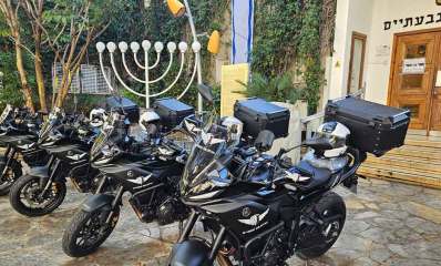 סיירת ביטחון עירונית בגבעתיים. ארבעה אופנועים חונים ליד הכניסה לבניין עיריית גבעתיים.