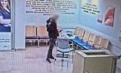 שב"ח גנב פלאפון בשיבא. עומד באזור המתנה עם כסאות לאורך הקירות.