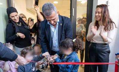 נחנך אשכול גני שרת לחינוך מיוחד. ראש העיר גוזר סרט אדום יחד עם ילדים, ואימהות מאחור.