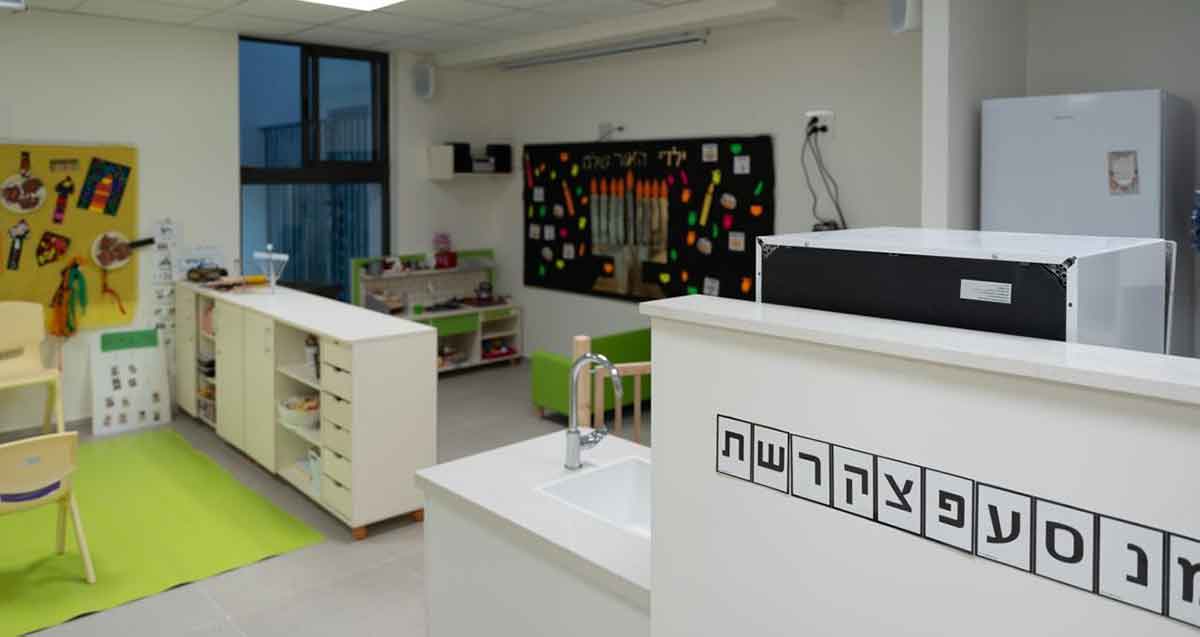 נחנך אשכול גני שרת לחינוך מיוחד. תמונה של פנים הגן עם הריהוט , הכיור וציורים על הקירות
