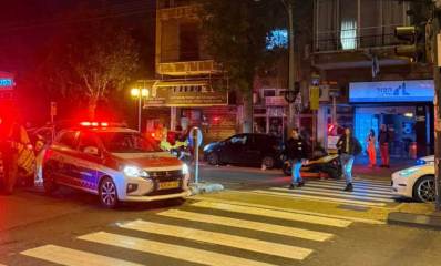 צומת מסוכן ברחוב כצנלסון בגבעתיים. מעבר חצייה עם שני הולכי רגל במעבר. כלי רכב ליד המעבר בשני המסלולים.