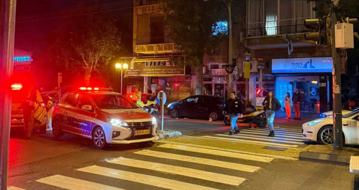 צומת מסוכן ברחוב כצנלסון בגבעתיים. מעבר חצייה עם שני הולכי רגל במעבר. כלי רכב ליד המעבר בשני המסלולים.