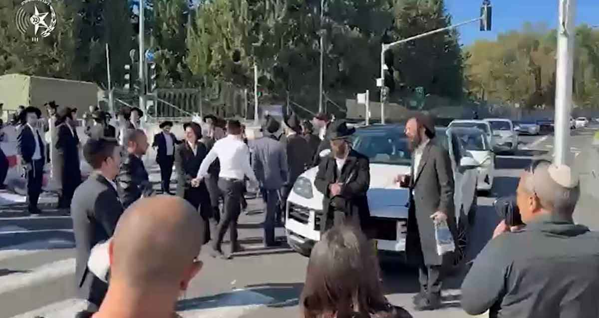הפגנה בלתי חוקית על רקע גיוס חרדים באזור תל השומר בכביש.