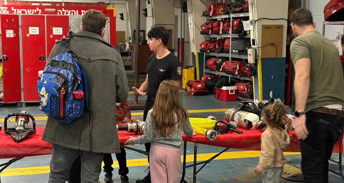 תחנת כבאות רמת גן מארחת ילדים עם צרכים מיוחדים ובני משפחותיכם. הצילום בתוך התחנה. שולחן עם אביזרי כיבוי זרנוקים, בלוני חמצן ועוד