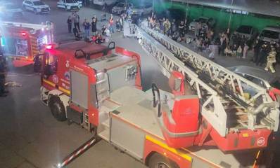 כבאיות עם מנופים ווכבאים בתצוגת תכלית בתחנת כבאות רמת גן המארחת ילדים עם צרכים מיוחדים ובני משפחותיכם