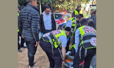 חובשי הצלה מפנים באלנוקה פועל שנפל מטרקטור ברמת גן