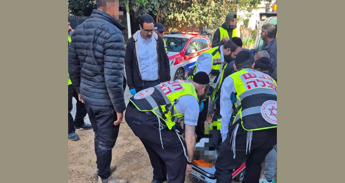 חובשי הצלה מפנים באלנוקה פועל שנפל מטרקטור ברמת גן