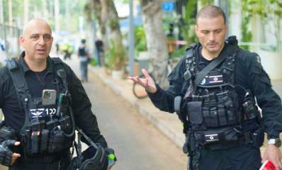שני שוטרים בתרגיל בגבעתיים, צילום: משטרה