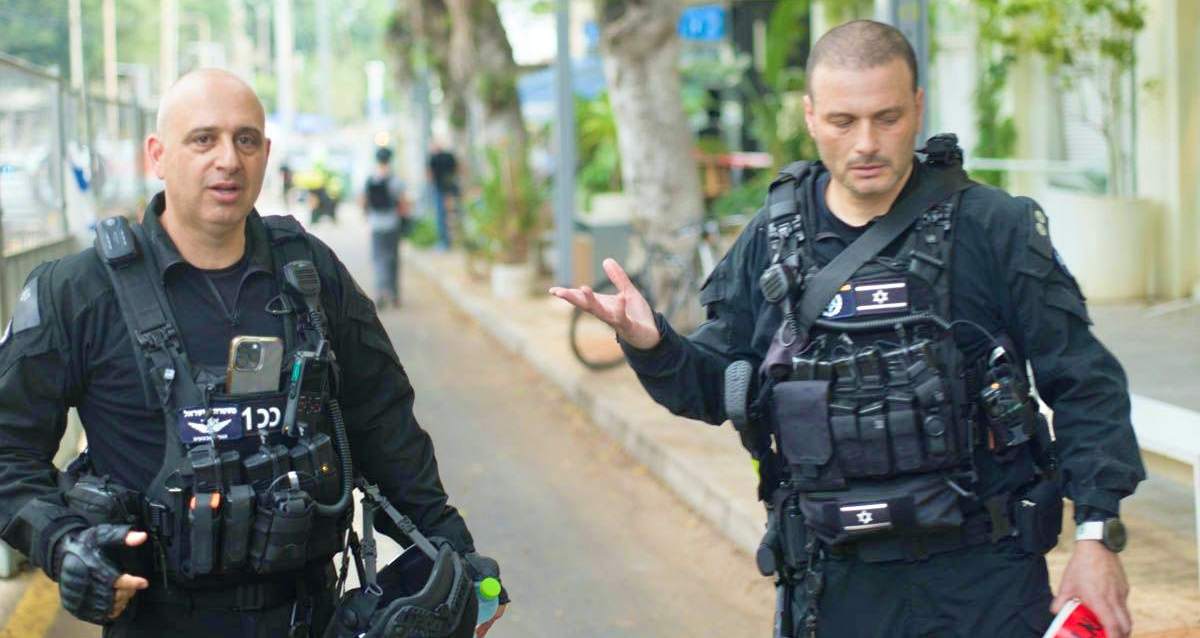 שני שוטרים בתרגיל בגבעתיים, צילום: משטרה