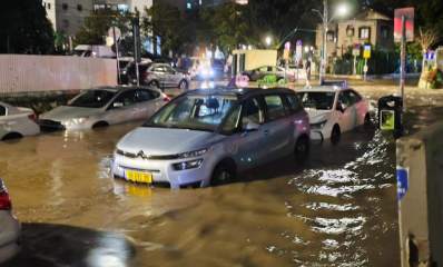 הצפת מים ברחוב המים מגיעים עד לאמצע המכוניות החונות, צילום: כבאות והצלה רמת גן