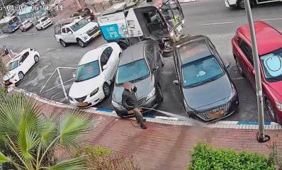 רכב טיאוט עירוני ברמת גן ומנקה עם שפריצר על המדרכות