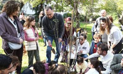ט"ו בשבט בגבעתיים. נטיעת עץ. ילדים ומבוגרים סביב העץ.