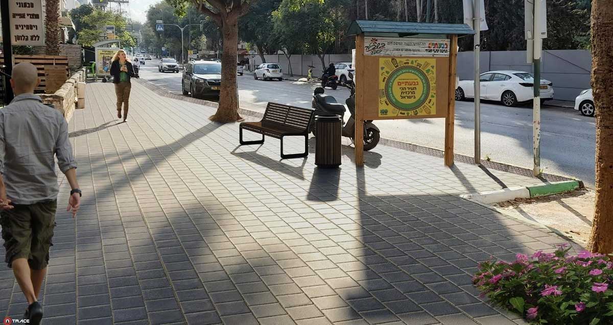 רחוב ויצמן בגבעתיים. אנשים פוסעים על הרחוב ליד עצים ומדרכה של אבנים משתלבות