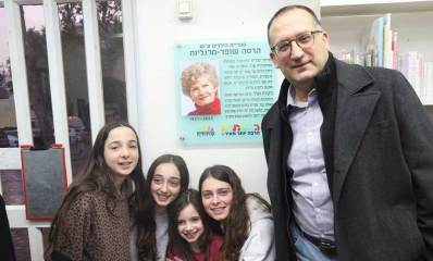 פינת הילדים בספריית בית אלון להנצחת הדסה מרגליות שופר ז"ל. רן קוניק עם ארבע ילדות בספרייה.