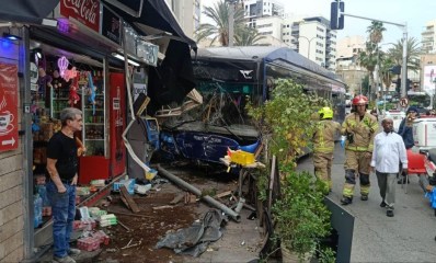 זירת התאונה בכיכר כופר ברמת גן צילום: מד"א
