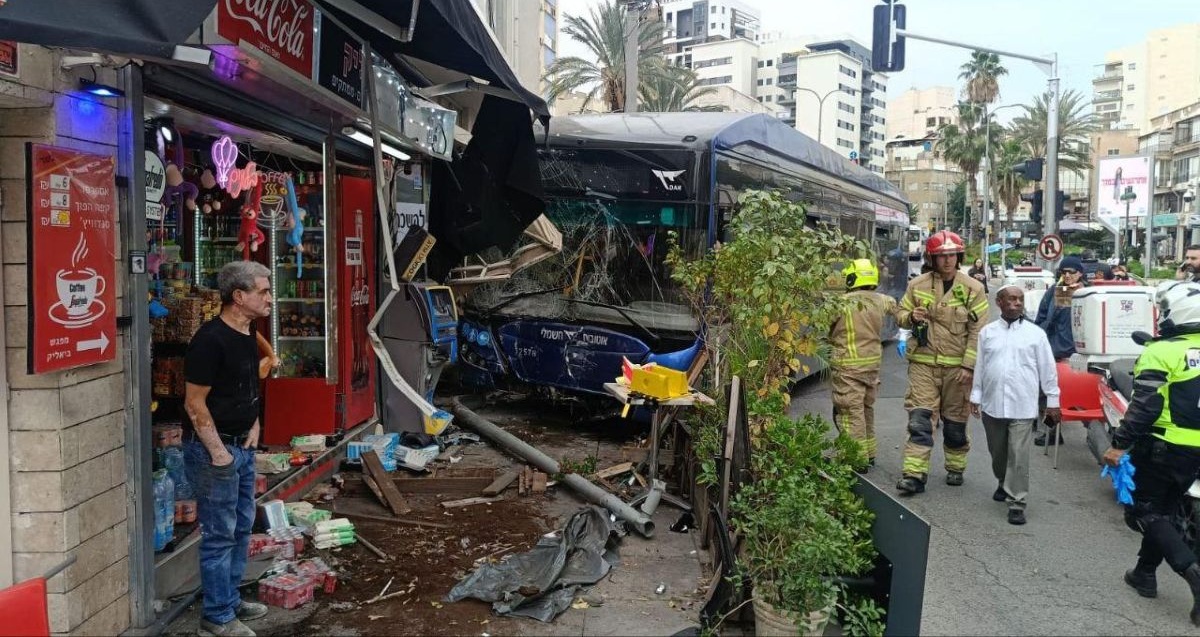 זירת התאונה בכיכר כופר ברמת גן צילום: מד"א