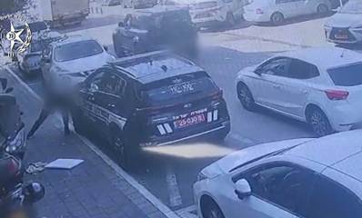 חשוד מנקב צמיגים של רכב משטרה ברחוב מרכזי. פניו מטושטשות