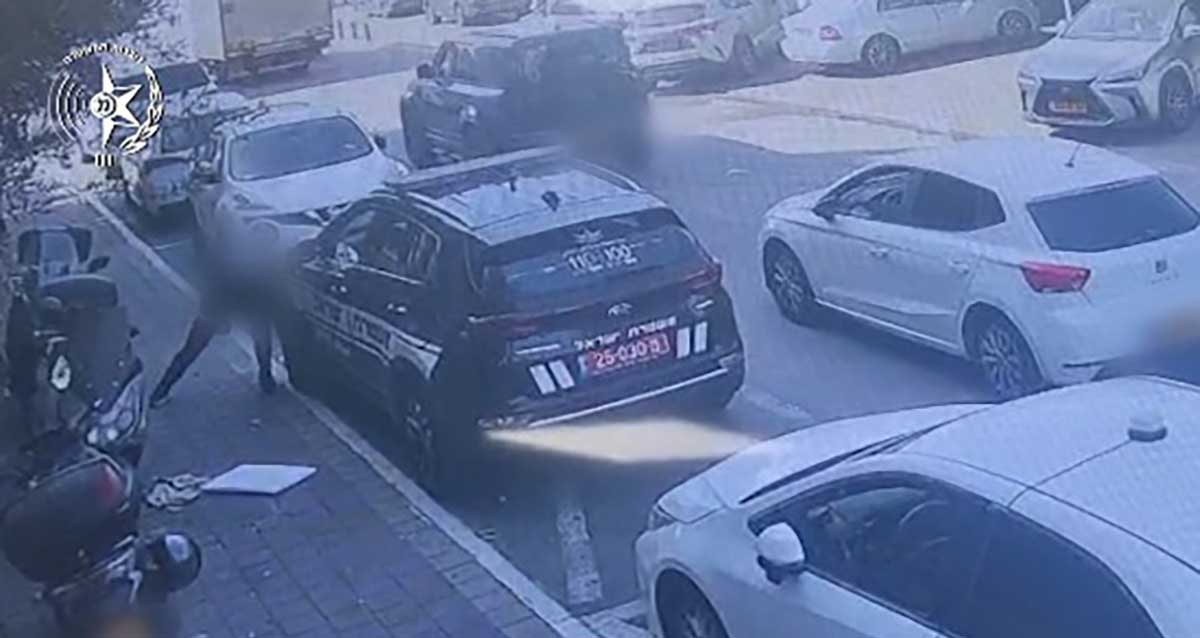 חשוד מנקב צמיגים של רכב משטרה ברחוב מרכזי. פניו מטושטשות