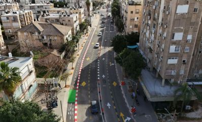 מבט על על נתיבי התחבורה הציבורית מימין לכביש הרגיל בשני כיווני הנסיעה, כביש עם מכוניות, צילום: טרהסקאן מעבדות בע"מ