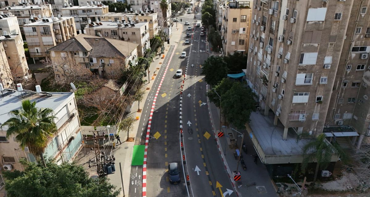 מבט על על נתיבי התחבורה הציבורית מימין לכביש הרגיל בשני כיווני הנסיעה, כביש עם מכוניות, צילום: טרהסקאן מעבדות בע"מ