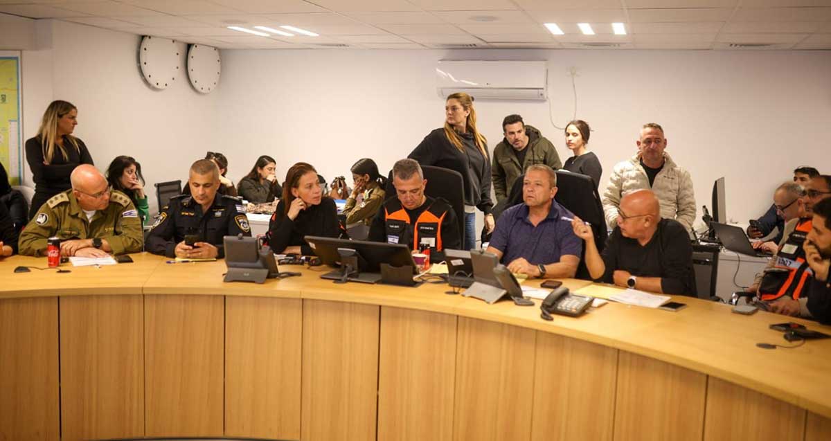 הערכת מצב ברמת גן. סביב שולחן מעוגל יושבים אנשי העירייה, המשטרה ופיקוד העורף