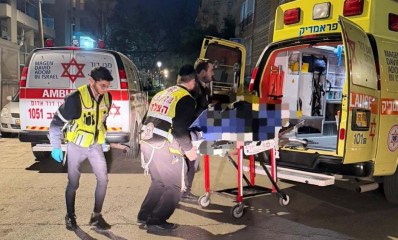חובשים ופארמדיקים מפנים לאמבולנס מפנה פצוע