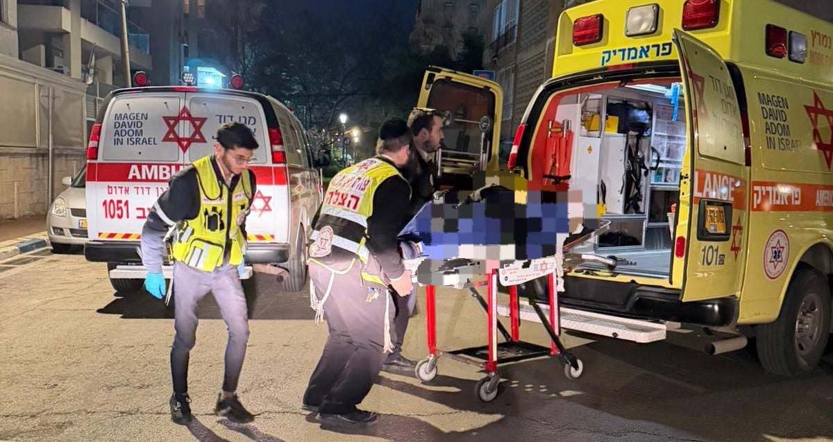 חובשים ופארמדיקים מפנים לאמבולנס מפנה פצוע