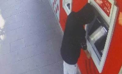 גנב כרטיסי אשראי ברמת גן. האיש עם קפוצ'ינו על הראש עומד לפני כספומט.