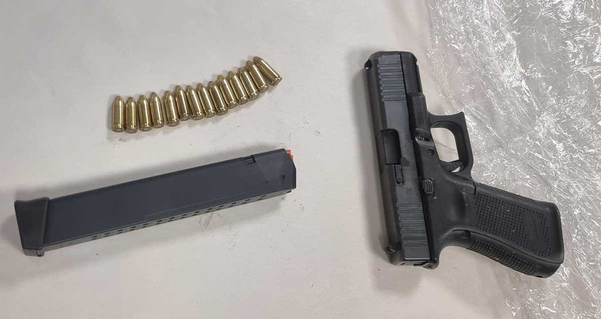 סמים ונשק שנתפסו אצל חשוד בגניבת אופנוע מרמת גן. אקדח, מחסנית וכדורים.