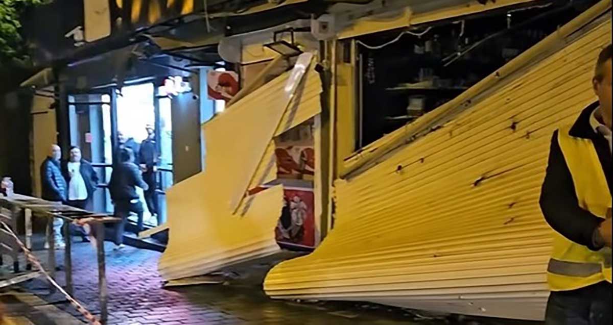 חלונות ראווה ומסכי גלילה המגינים על החנויות מנותצים ברחוב בגבעתיים בעקבות נפילת טיל