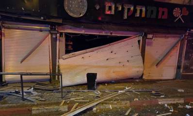 חלונות ראווה ומסכי גלילה המגינים על החנויות מנותצים ברחוב בגבעתיים בעקבות נפילת טיל