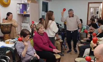 ממ"ד בדיור המוגן "גן בעיר" ברמת גן. הדיירים יושבים בממ"ד ובידם מכשיר מוזיקלי בצורת בלון, ואיש אחד עומד במרכז עם המכשיר.