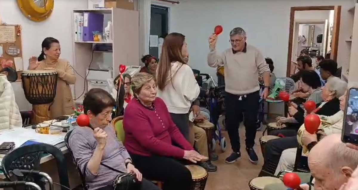 ממ"ד בדיור המוגן "גן בעיר" ברמת גן. הדיירים יושבים בממ"ד ובידם מכשיר מוזיקלי בצורת בלון, ואיש אחד עומד במרכז עם המכשיר.