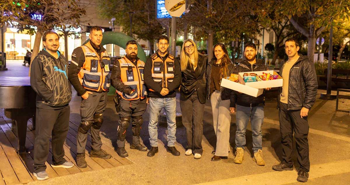 סיירת נוער עירונית ברמת גן. צילום קבוצתי של הנוער עם אנשי סיירת עירונית.