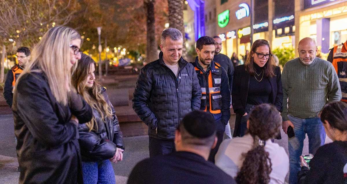 סיירת נוער עירונית ברמת גן. ראש העיר ועוד מבוגרים עם הנוער.