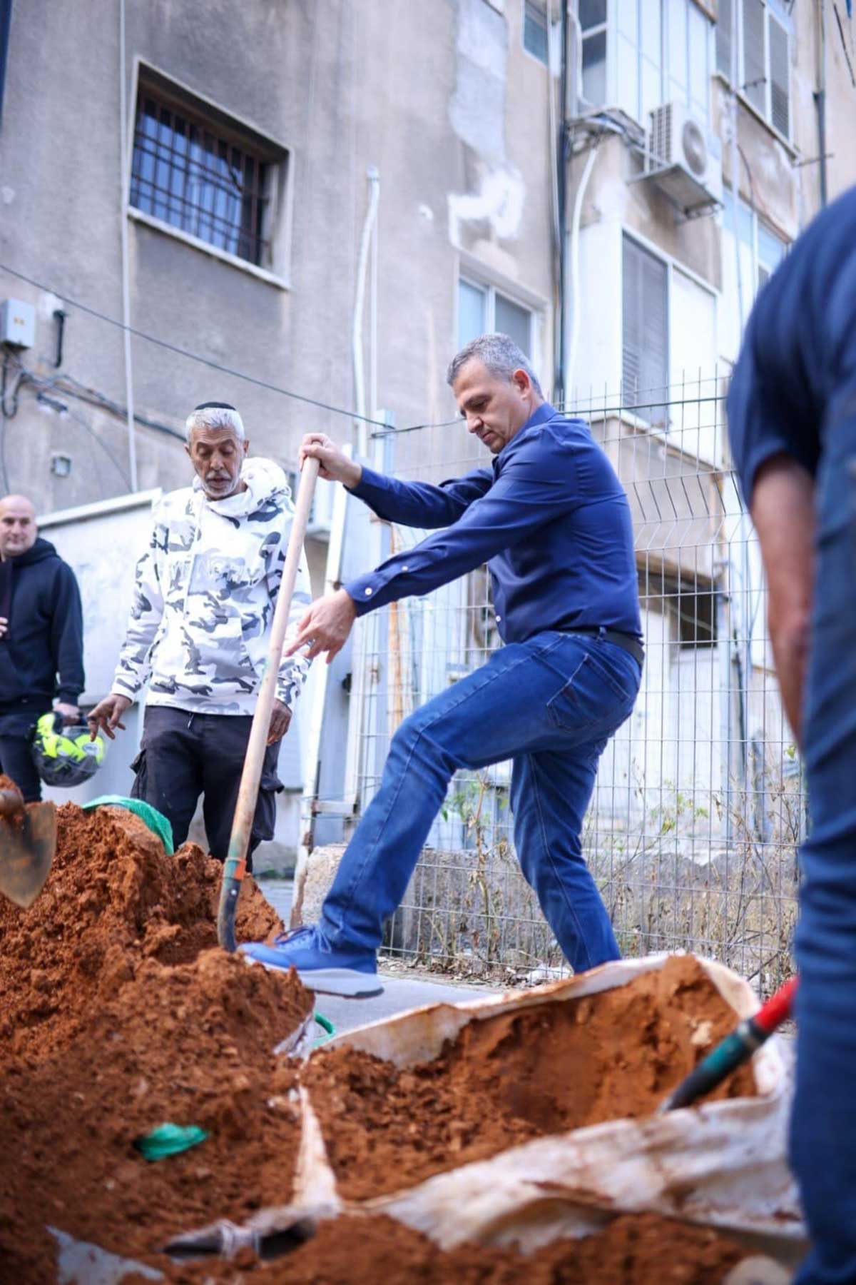 שתילות ונטיעות ברמת גן לחג הפסח. ראש העיר עם את חפירה מפזר אדמה.