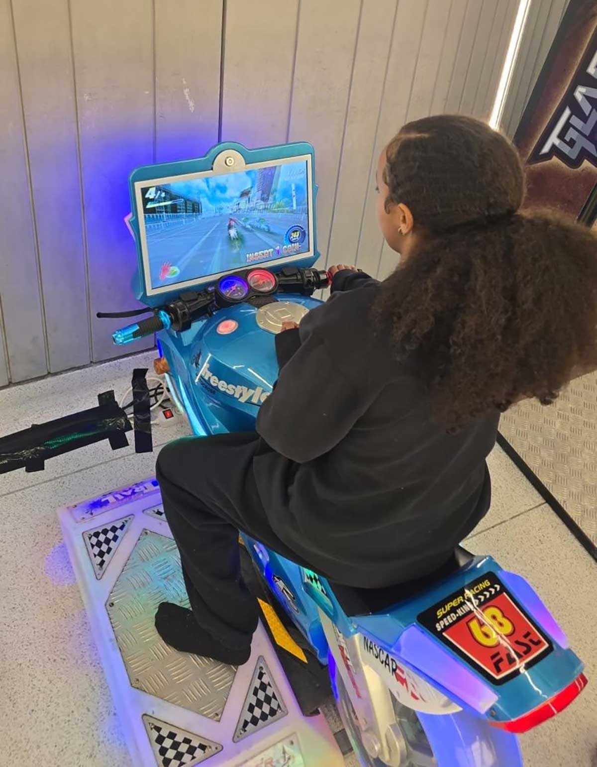 משחקיות שהוקמו ברמת גן לרווחת הילדים בעת מלחמה. ילדה על אופנוע משחק.